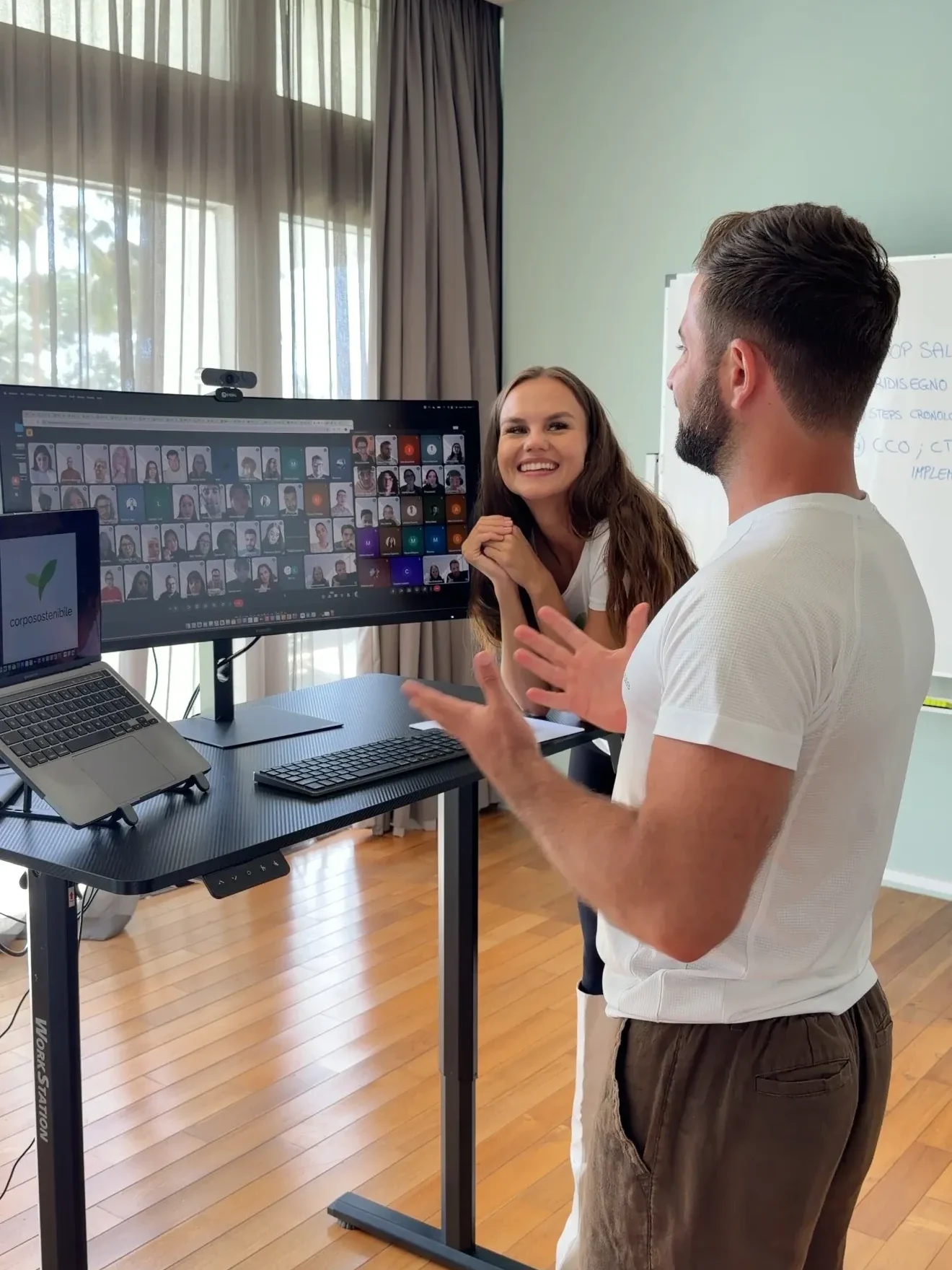 Matteo Sciaudone e Angelina in ufficio, con il team Corpo Sostenibile collegato in videochiamata